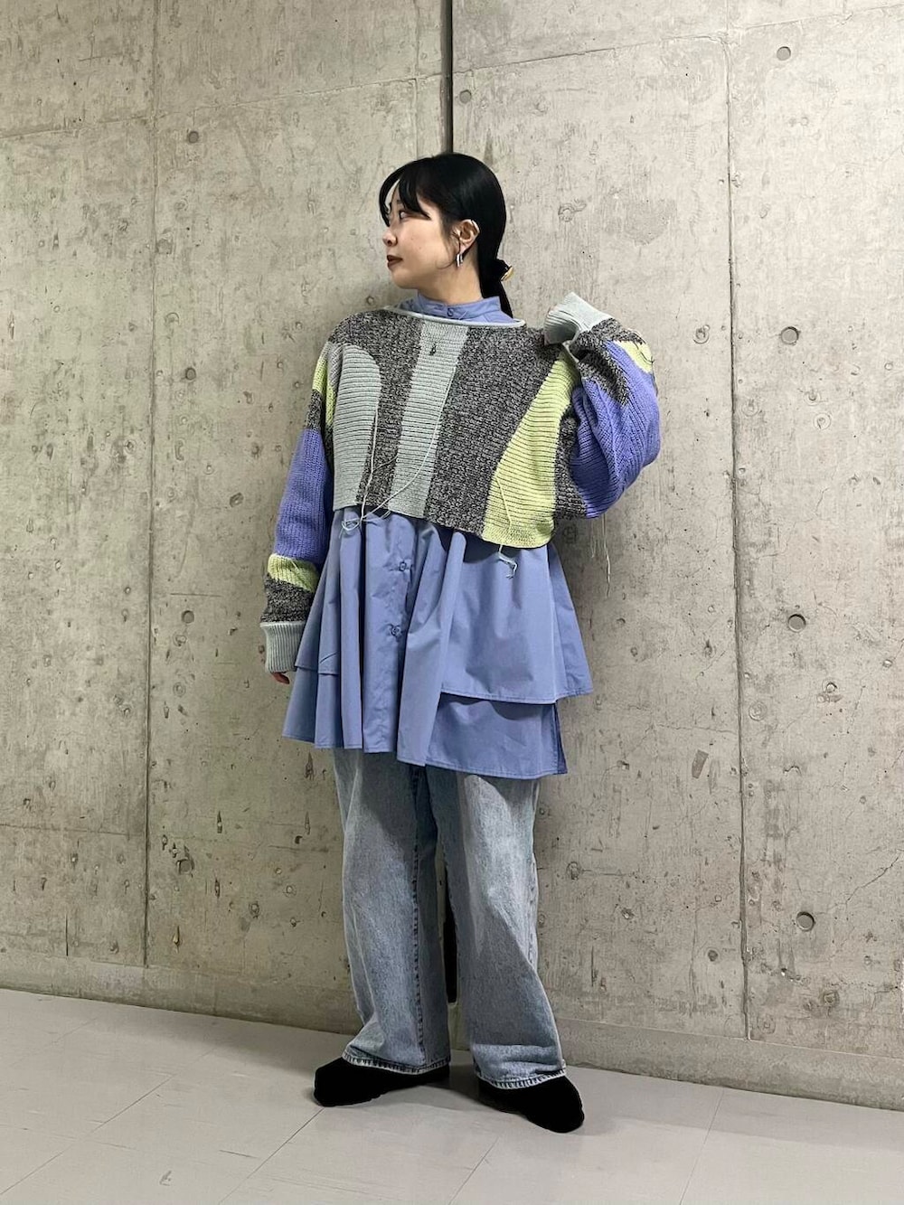 ブルー系のデニムパンツ、ブルー系のワンピース、グレー系のニット/セーターを着用したレディースの冬コーディネートの4枚目の写真