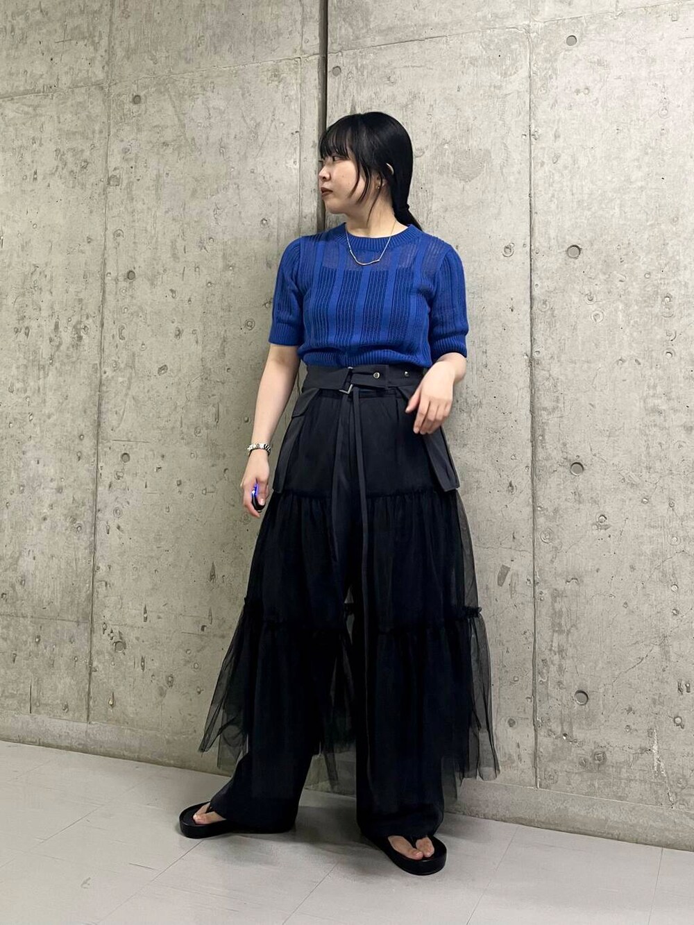 ブラック系のサンダル、グレー系のその他パンツ、グレー系のスカートを着用したレディースの夏コーディネートの3枚目の写真