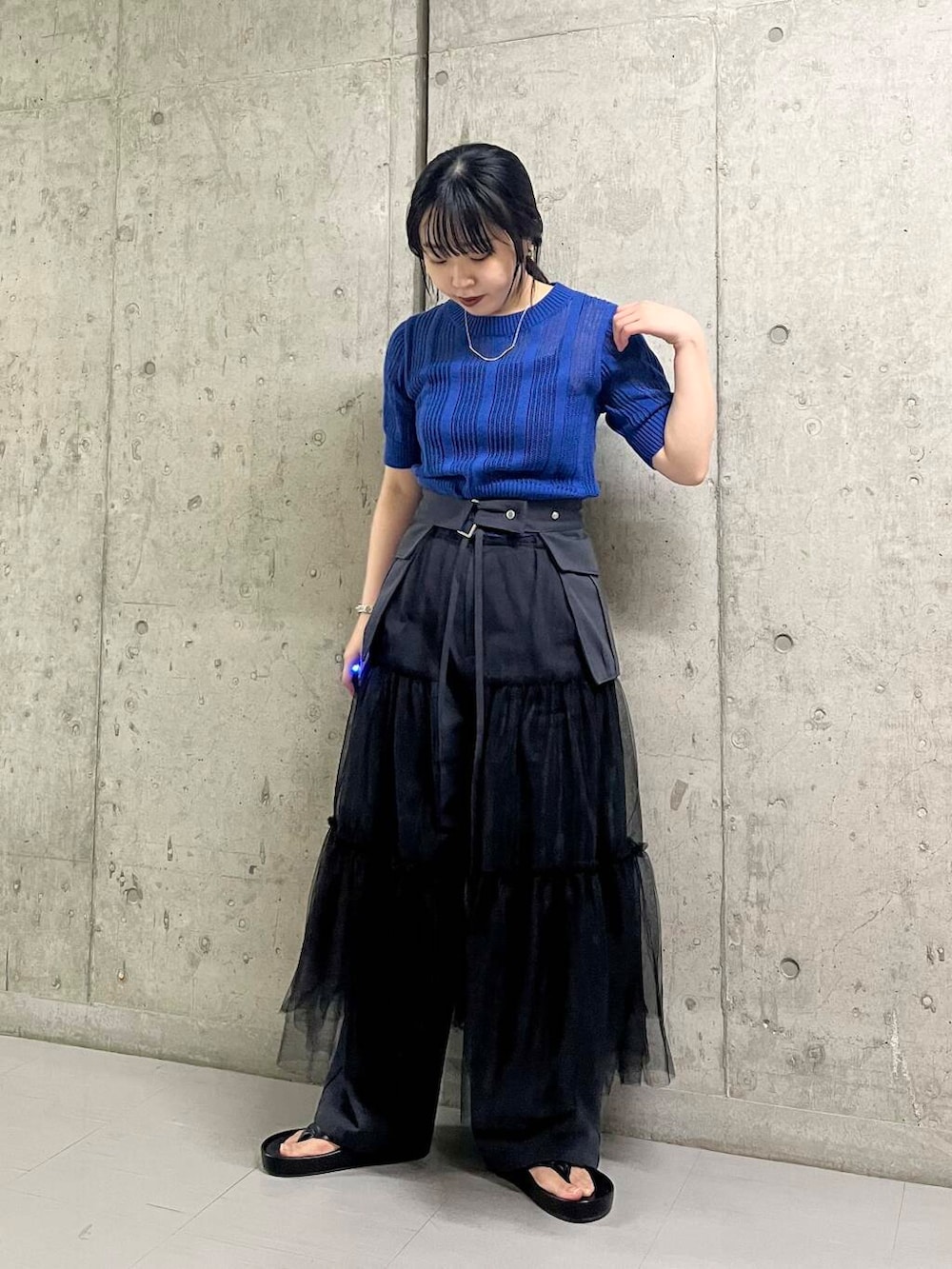ブラック系のサンダル、グレー系のその他パンツ、グレー系のスカートを着用したレディースの夏コーディネートの2枚目の写真