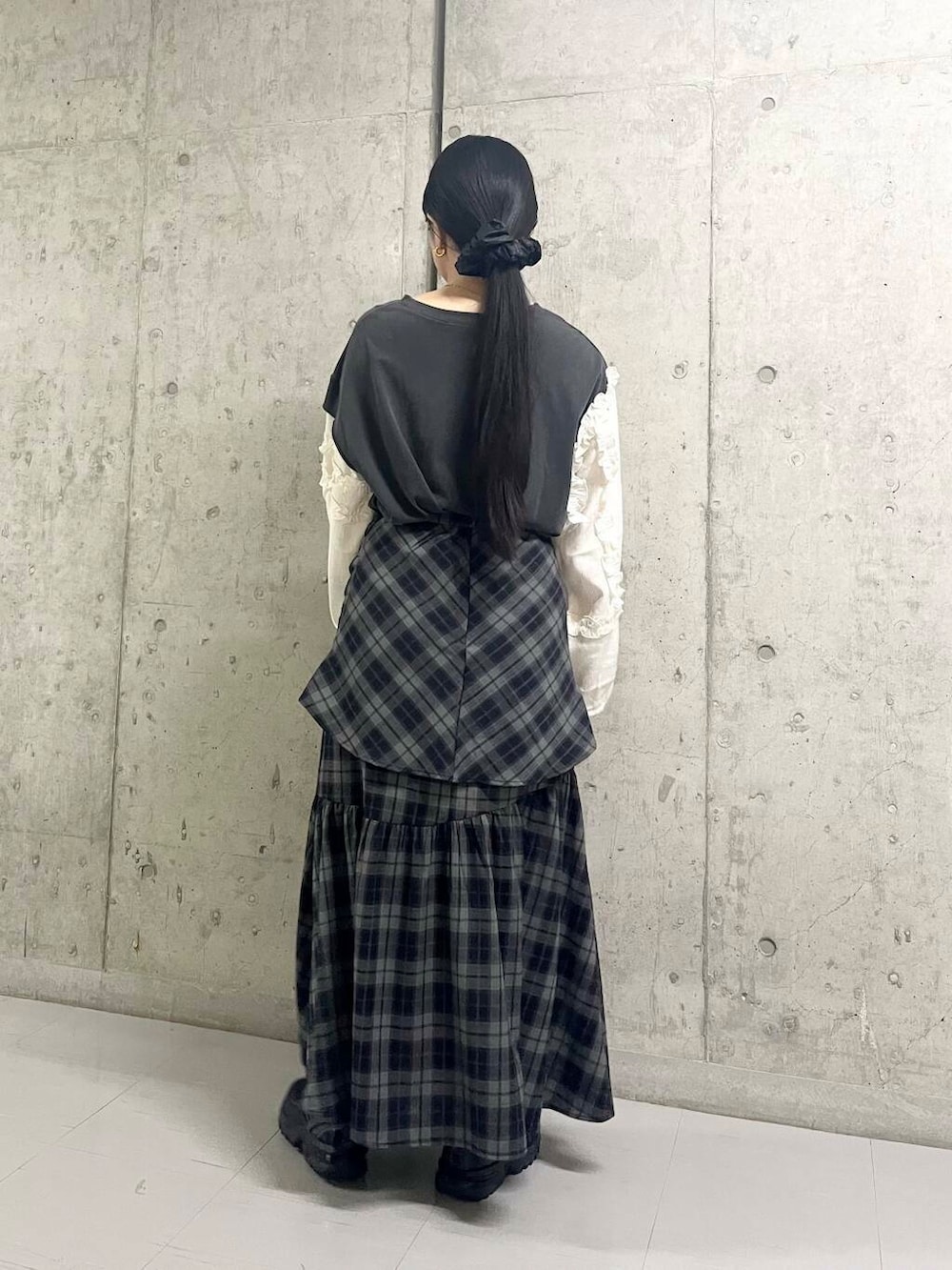 「シンプル、KBF、着まわしコーデ、ロンT、お出かけコーデ、大人カジュアルコーデ、春先取り、春服コーデ、ラフコーデ、スカート、レイヤードスタイル」｜「KBFのボーリングボストンBAG（ボストンバッグ、ホワイト系）」を使った、わたさん（レディース・156cm）の春コーディネートの3枚目の写真