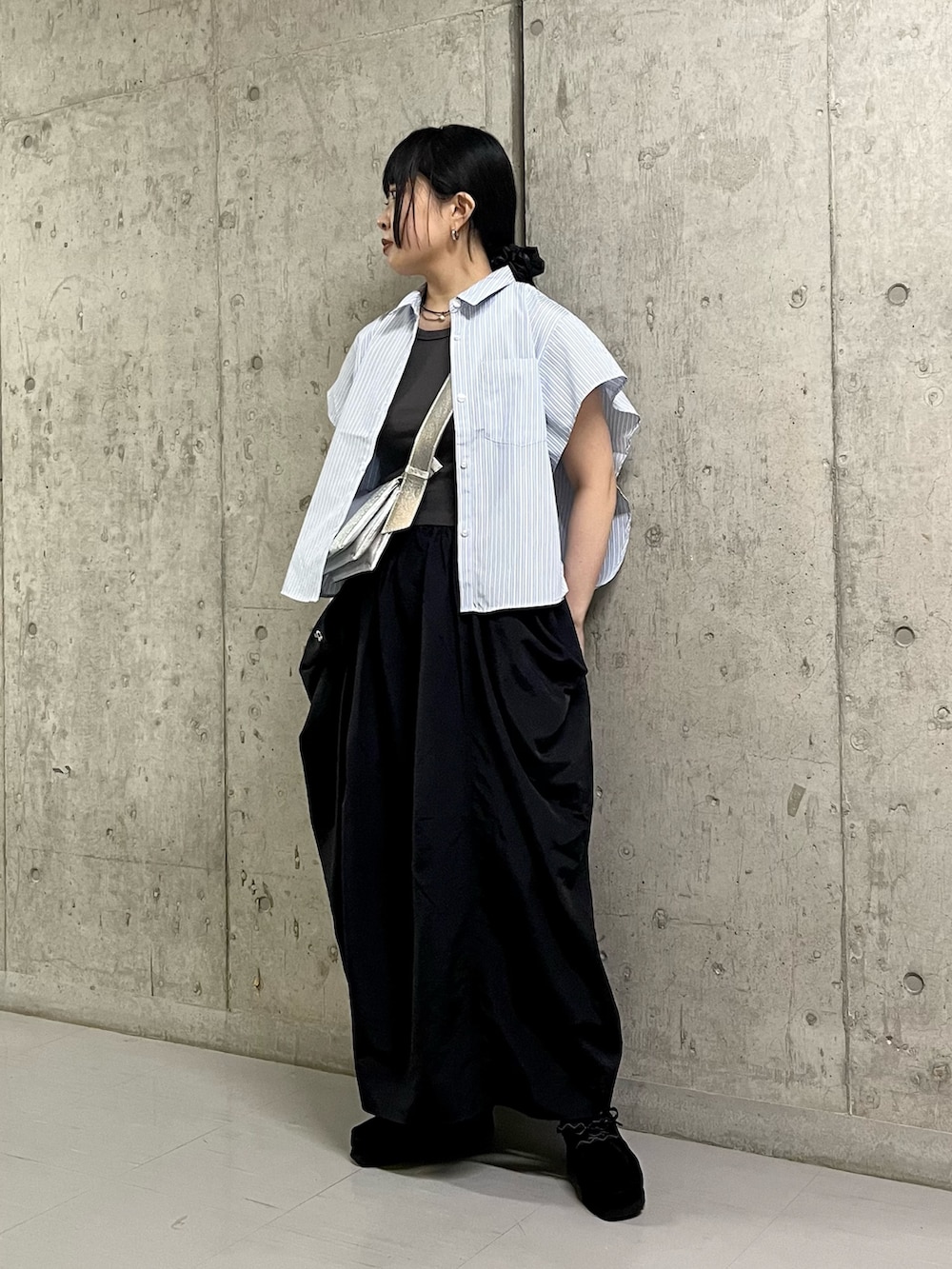 グレー系のワンピース、ブラック系のその他シューズ、シルバー系のショルダーバッグを着用したレディースの夏コーディネートの2枚目の写真