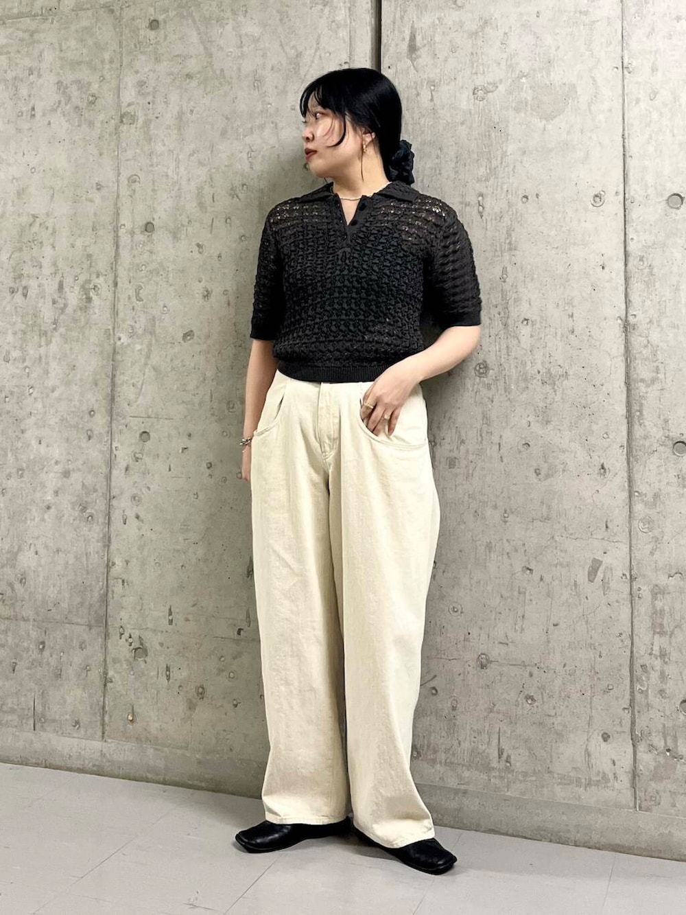 ブラック系のバレエシューズ、ホワイト系のその他パンツ、グレー系のニット/セーターを着用したレディースの夏コーディネートの2枚目の写真