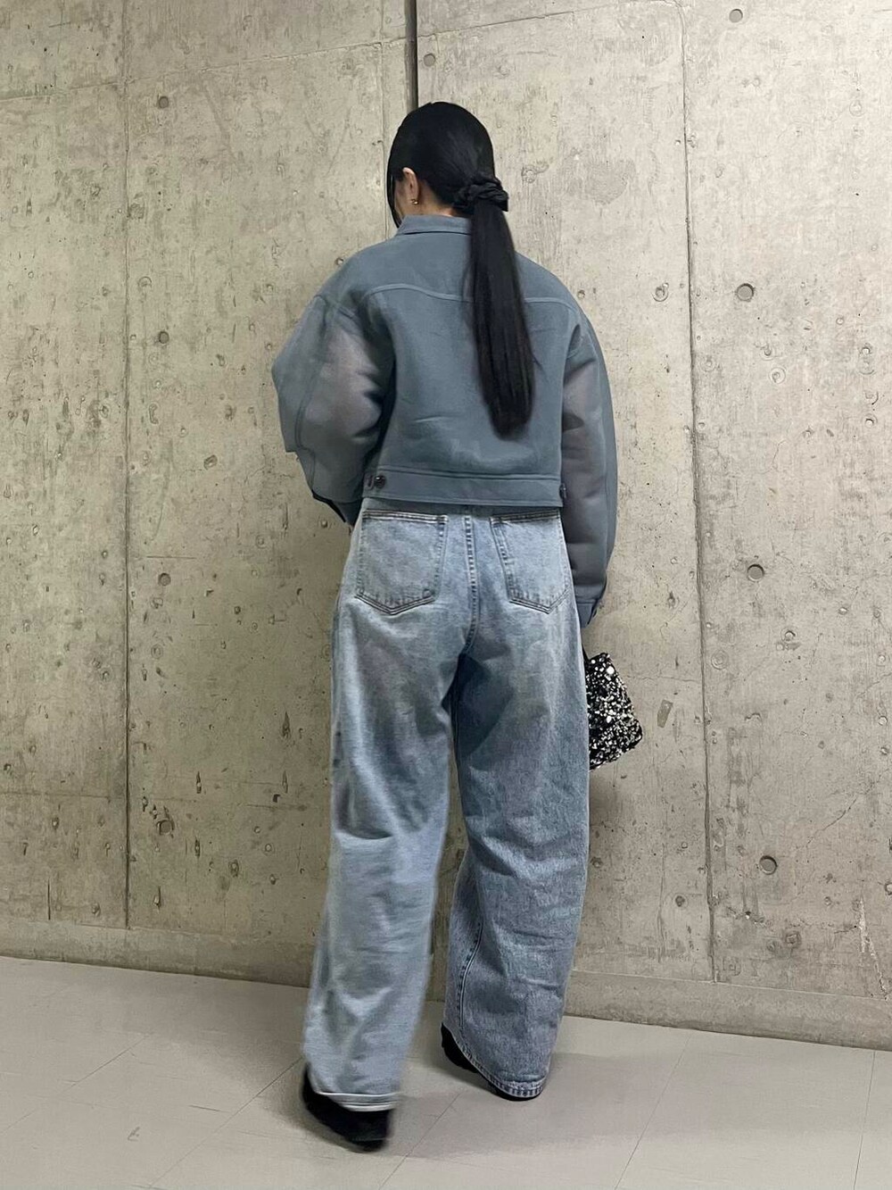 ブルー系のデニムパンツ、ブラック系のその他シューズ、ブラック系のTシャツ/カットソーを着用したレディースの夏コーディネートの4枚目の写真