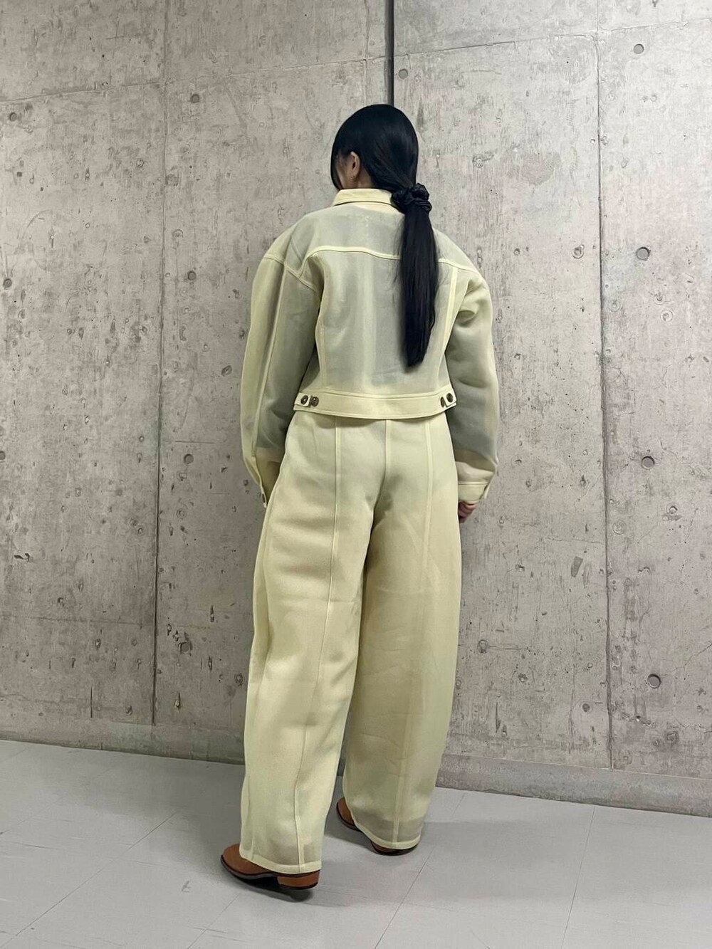 ベージュ系のその他アウター、ベージュ系のその他パンツ、イエロー系のその他シューズを着用したレディースの夏コーディネートの3枚目の写真
