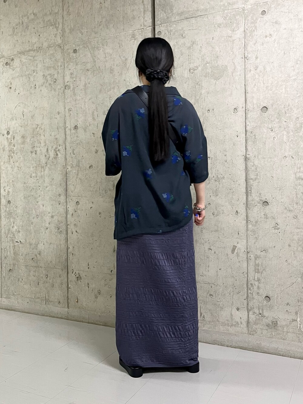 ブルー系のシャツ/ブラウス、ブルー系のスカート、ブラック系のサンダルを着用したレディースの夏コーディネートの4枚目の写真