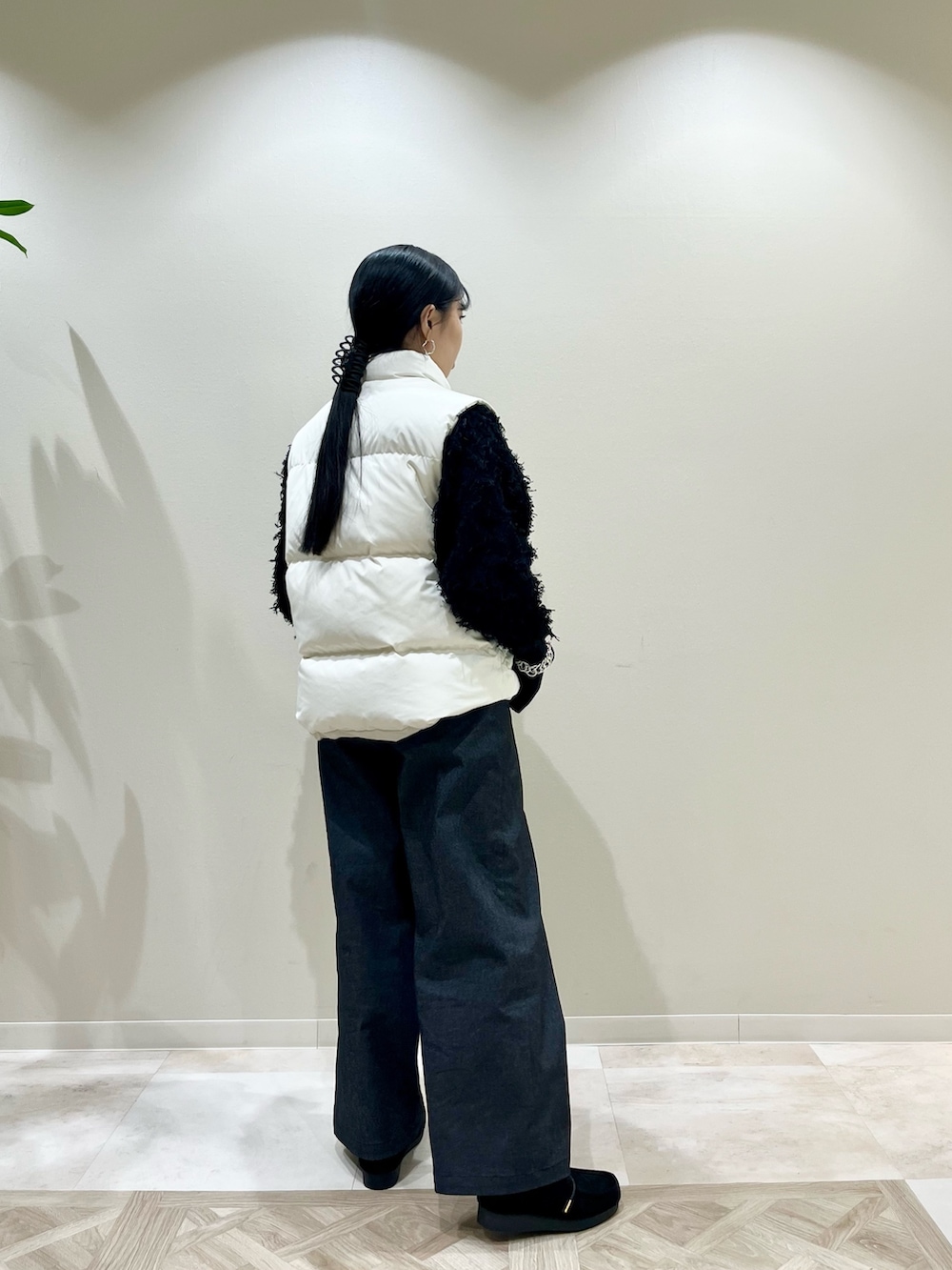 ブラック系のその他パンツ、ブラック系のその他シューズ、ブラック系のショルダーバッグを着用したレディースの冬コーディネートの6枚目の写真