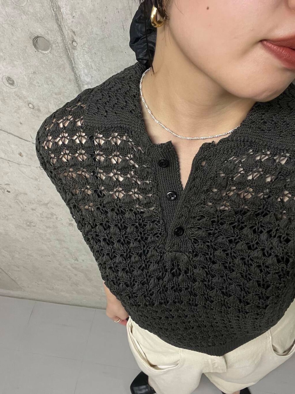 ブラック系のバレエシューズ、ホワイト系のその他パンツ、グレー系のニット/セーターを着用したレディースの夏コーディネートの4枚目の写真