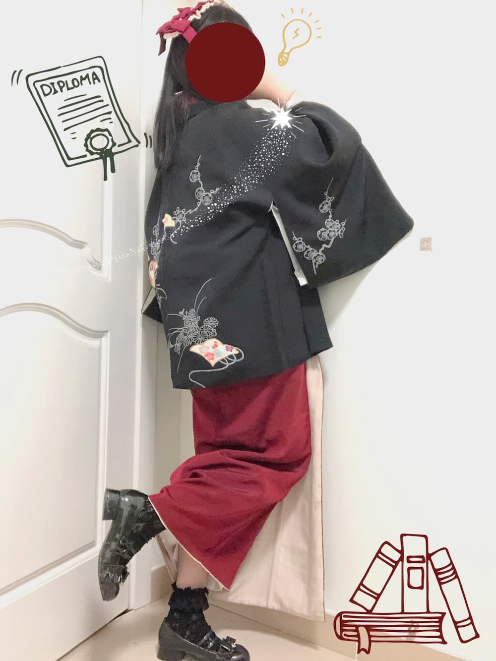 シルバー系のトートバッグ、ブラック系のパンプス、レッド系の着物を着用したレディースの冬コーディネートの2枚目の写真