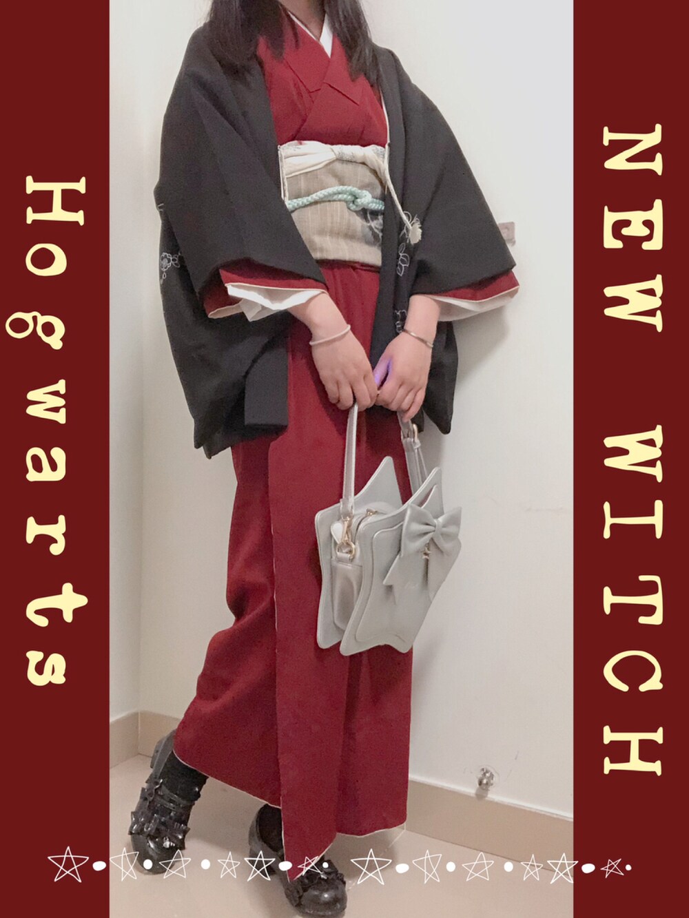 シルバー系のトートバッグ、ブラック系のパンプス、レッド系の着物を着用したレディースの冬コーディネートの3枚目の写真