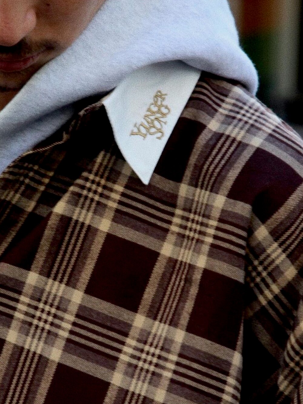 ブラック系のスニーカー、ブラウン系のサロペット/オーバーオール、オレンジ系のスウェットを着用したレディースの秋コーディネートの2枚目の写真