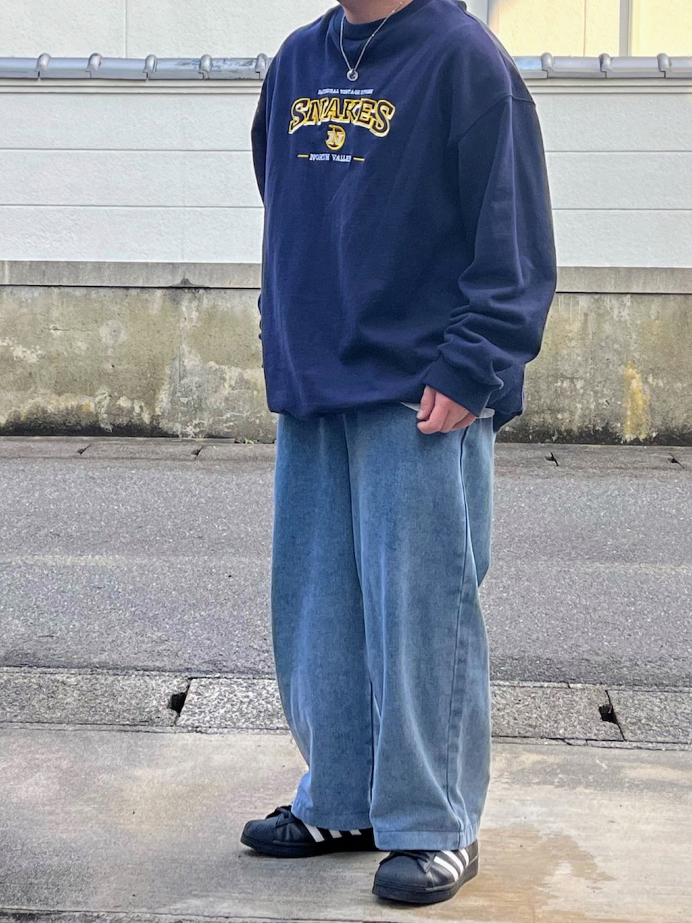 「春、ワントーンコーデ、トレーナー、デニム、adidas、スーパースター、低身長」｜「fuv.のfuv - wide denim pants ワイドデニムパンツ　made in INTER FACTORY（デニムパンツ、ブルー系）」を使った、ＴａＫｕ🥑さん（メンズ・164cm）の冬コーディネートの2枚目の写真