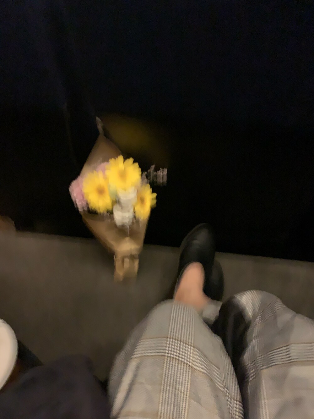 ブラック系のその他シューズを着用したレディースの春コーディネートの3枚目の写真