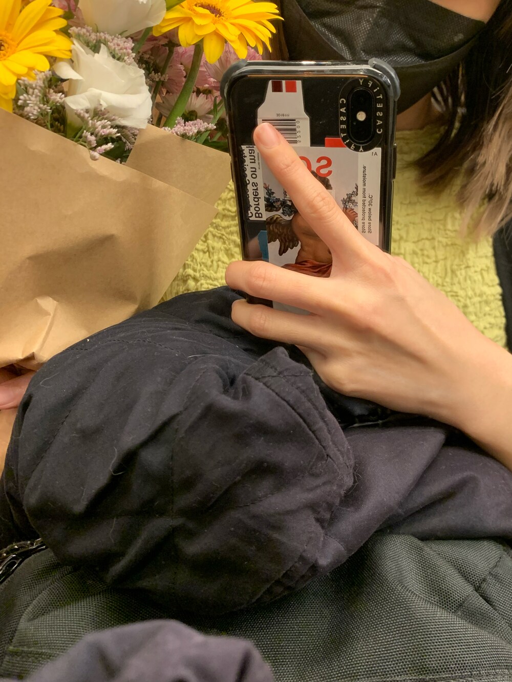 ブラック系のその他シューズを着用したレディースの春コーディネートの2枚目の写真