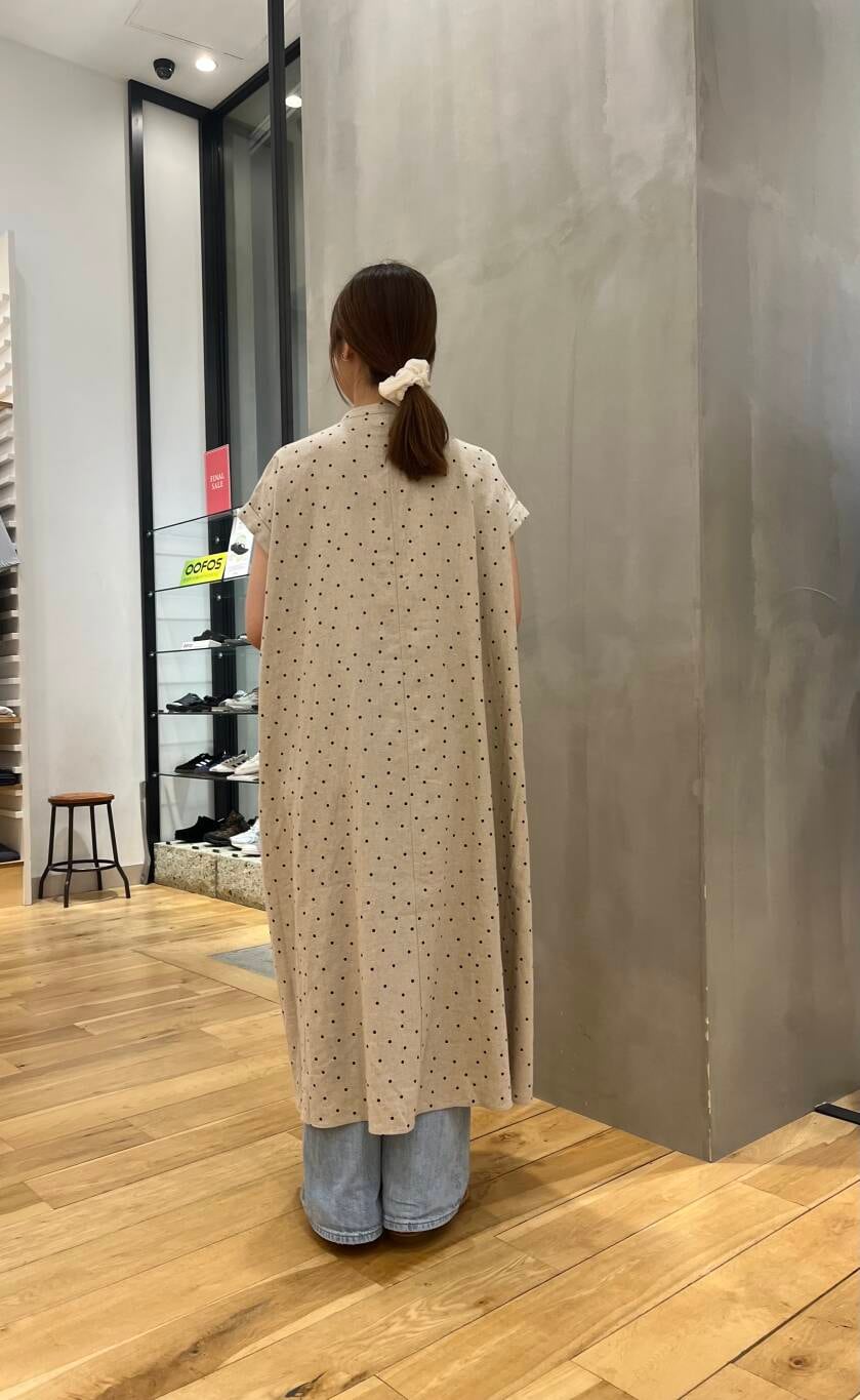 「シンプル、ワンピース、サンダル、アーバンリサーチドアーズ、リネン、doors、30代、柄物」｜「URBAN RESEARCH DOORSのカッティングサンダル（サンダル、ホワイト系）」を使った、chikaさん（レディース・163cm）の夏コーディネートの3枚目の写真