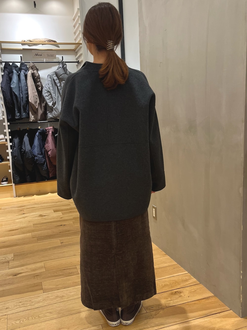 グレー系のその他アウター、レッド系のニット/セーター、ブラウン系のスカートを着用したレディースの秋コーディネートの3枚目の写真