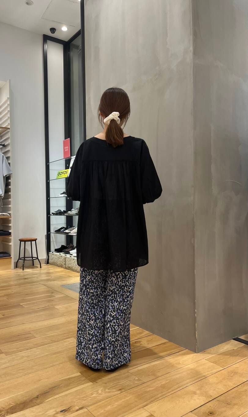 「シンプル、イージーパンツ、サンダル、パンツ、アーバンリサーチドアーズ、doors、30代、柄物」｜「URBAN RESEARCH DOORSの『接触冷感/吸水速乾/イージーケア』フラワープリントドライタッチリラックスパンツ（その他パンツ、ブルー系）」を使った、chikaさん（レディース・163cm）の夏コーディネートの3枚目の写真