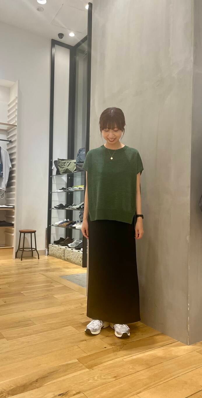 「シンプル、スカート、アーバンリサーチドアーズ、doors、30代、旅行コーデ、帰省コーデ」｜「FORK&SPOONのFORK&SPOON　ドライタッチカットスカート（スカート、ブラック系）」を使った、chikaさん（レディース・163cm）の夏コーディネートの2枚目の写真