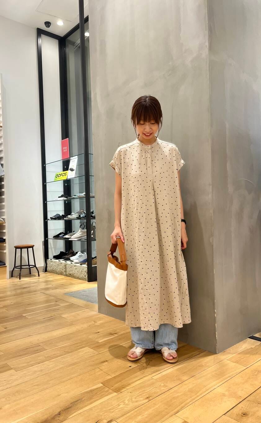 「シンプル、ワンピース、サンダル、アーバンリサーチドアーズ、リネン、doors、30代、柄物」｜「URBAN RESEARCH DOORSのカッティングサンダル（サンダル、ホワイト系）」を使った、chikaさん（レディース・163cm）の夏コーディネートの2枚目の写真