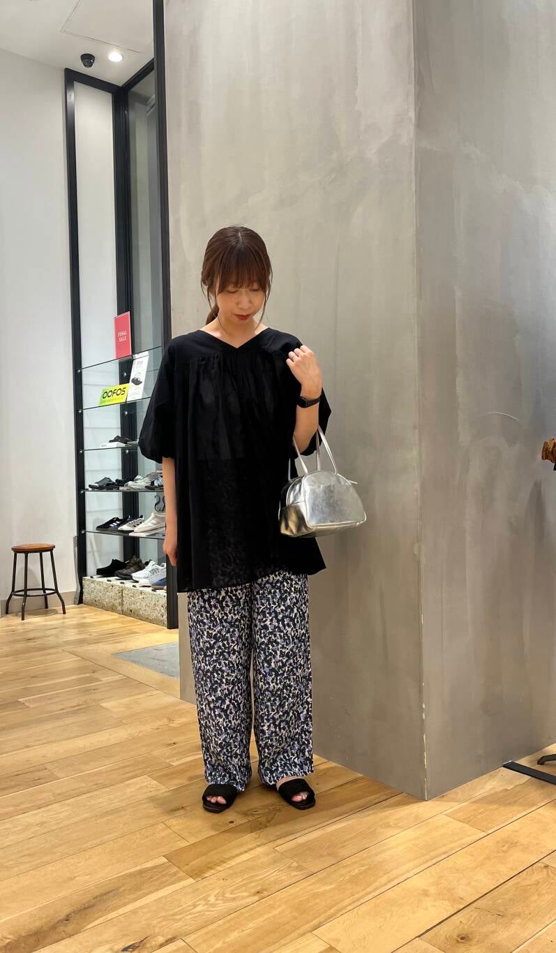 「シンプル、イージーパンツ、サンダル、パンツ、アーバンリサーチドアーズ、doors、30代、柄物」｜「URBAN RESEARCH DOORSの『接触冷感/吸水速乾/イージーケア』フラワープリントドライタッチリラックスパンツ（その他パンツ、ブルー系）」を使った、chikaさん（レディース・163cm）の夏コーディネートの2枚目の写真
