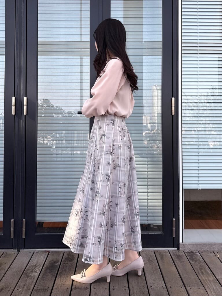 ピンク系のシャツ/ブラウス、グレー系のスカート、ベージュ系のパンプスを着用したレディースの春コーディネートの3枚目の写真