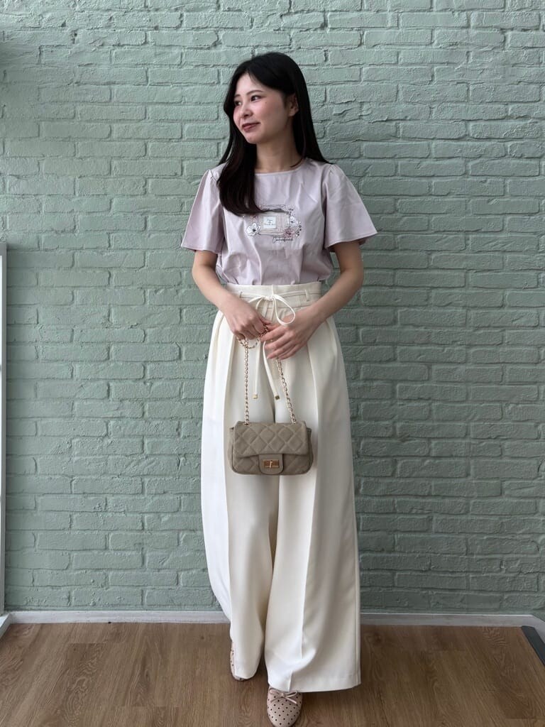 ピンク系のTシャツ/カットソー、ホワイト系のその他パンツ、ベージュ系のパンプスを着用したレディースの春コーディネートの2枚目の写真