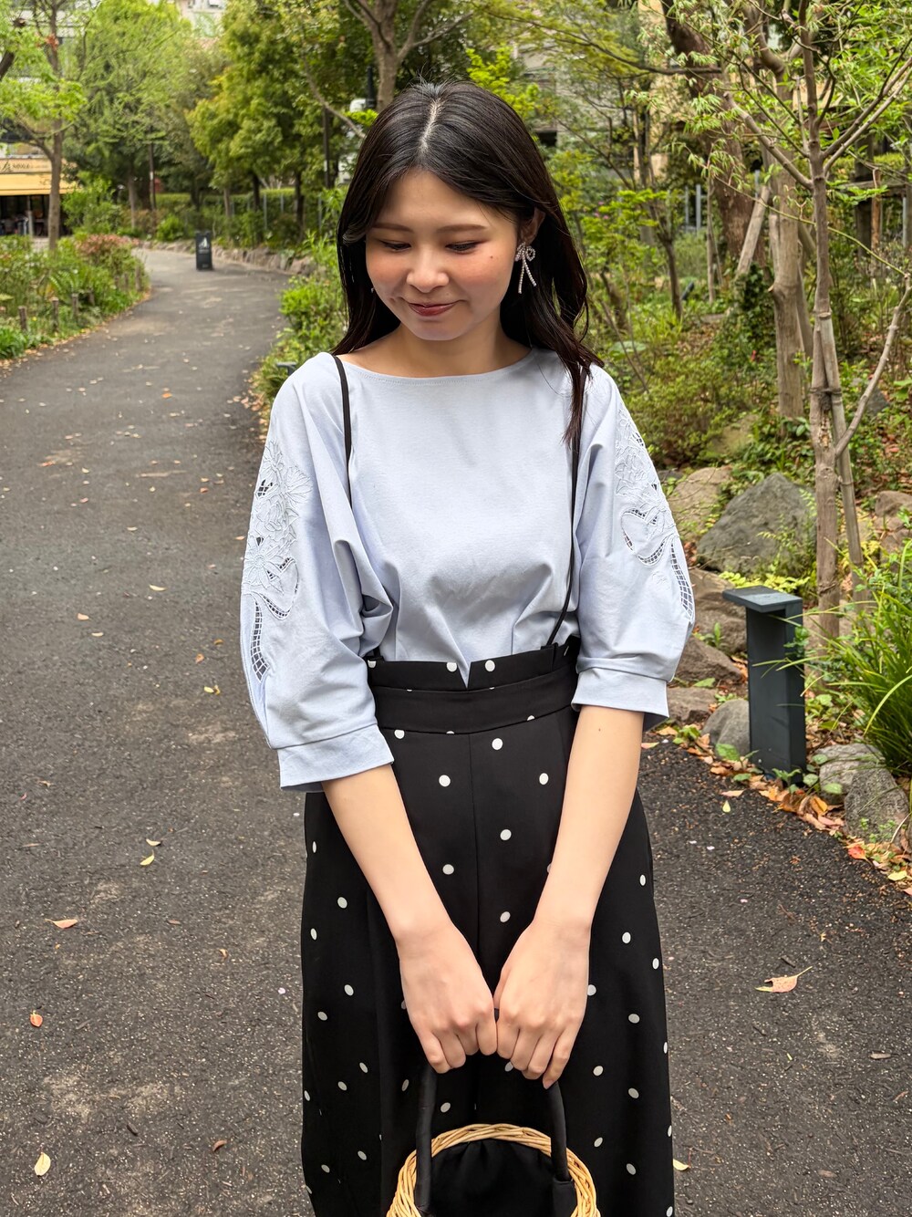 ブルー系のTシャツ/カットソー、ブラック系のその他パンツ、ブラック系のハンドバッグを着用したレディースの夏コーディネートの4枚目の写真