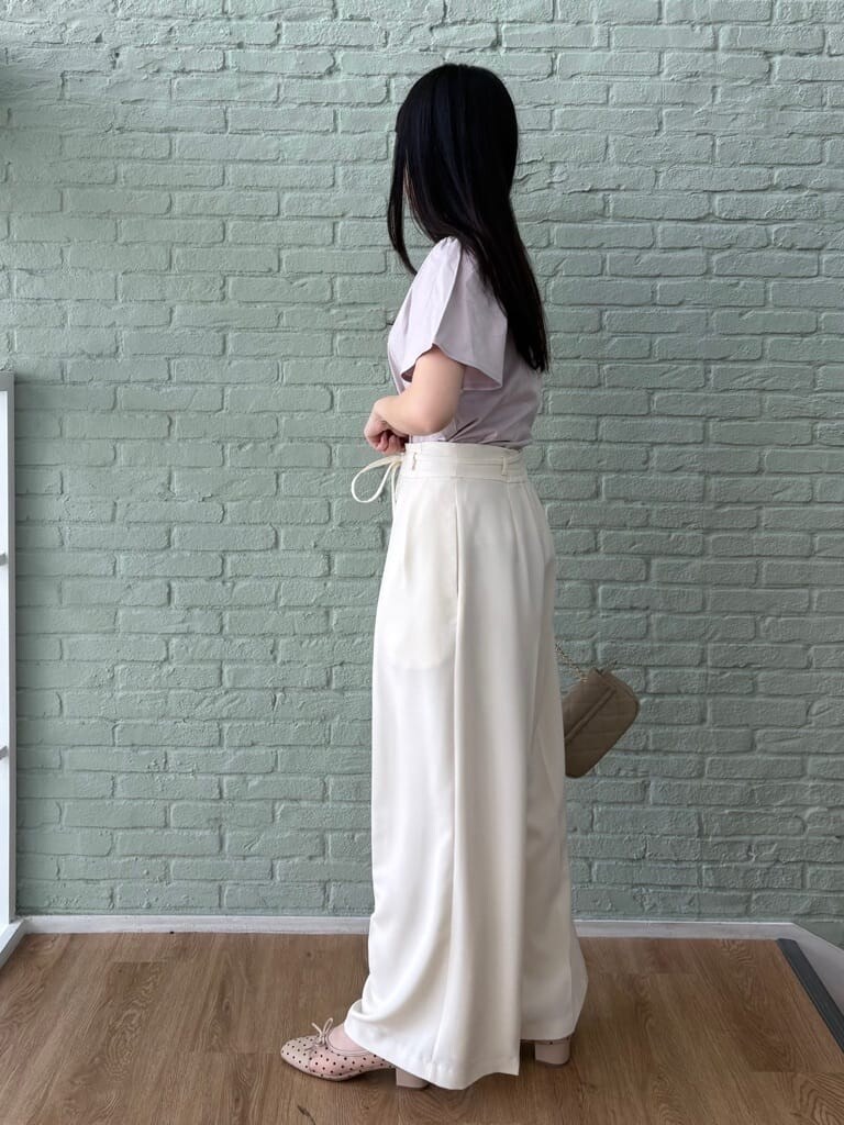 ピンク系のTシャツ/カットソー、ホワイト系のその他パンツ、ベージュ系のパンプスを着用したレディースの春コーディネートの3枚目の写真