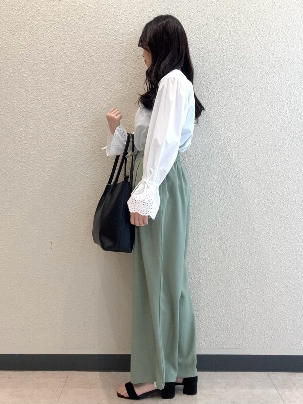 ホワイト系のシャツ/ブラウス、グリーン系のその他パンツ、ブラック系のトートバッグを着用したレディースの春コーディネートの3枚目の写真