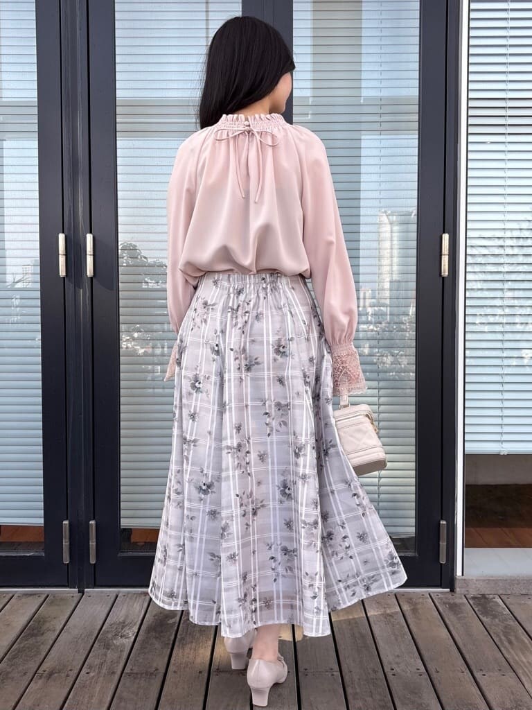 ピンク系のシャツ/ブラウス、グレー系のスカート、ベージュ系のパンプスを着用したレディースの春コーディネートの4枚目の写真