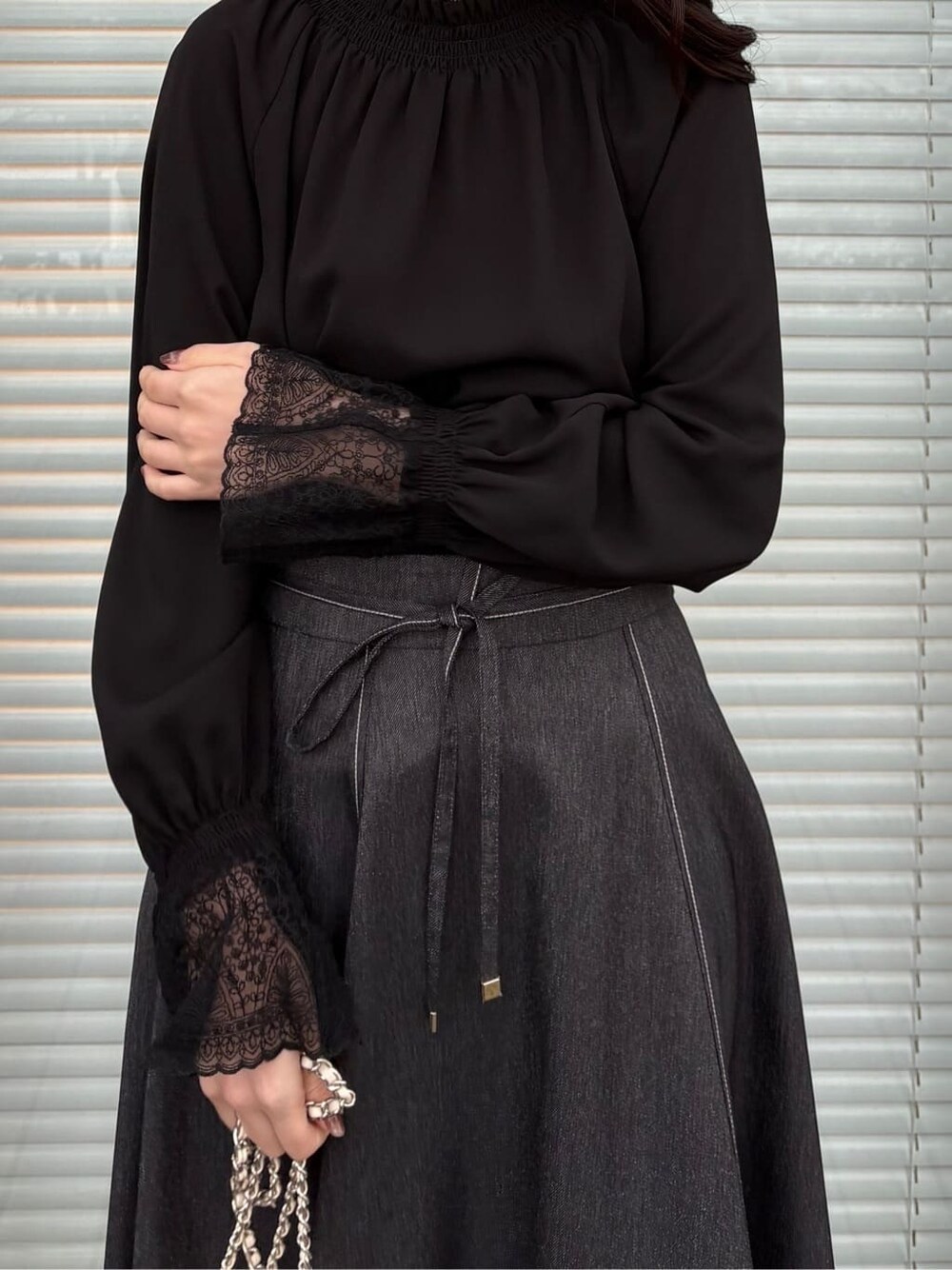 ブラック系のシャツ/ブラウス、ブラック系のスカート、ブラック系のパンプスを着用したレディースの春コーディネートの5枚目の写真