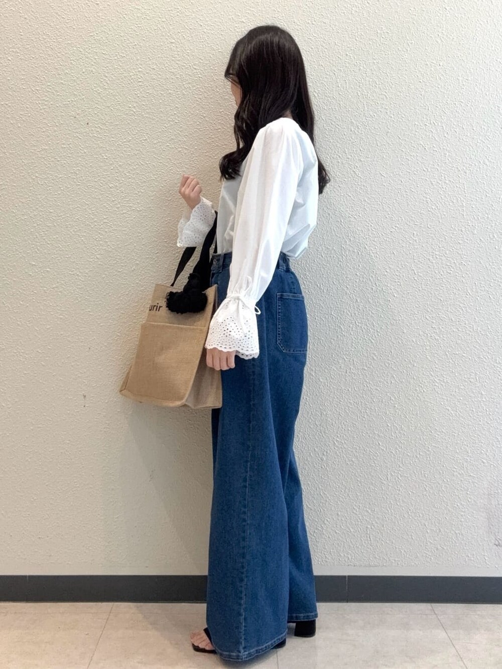 ホワイト系のシャツ/ブラウス、ブルー系のデニムパンツ、ブラック系のサンダルを着用したレディースの春コーディネートの3枚目の写真