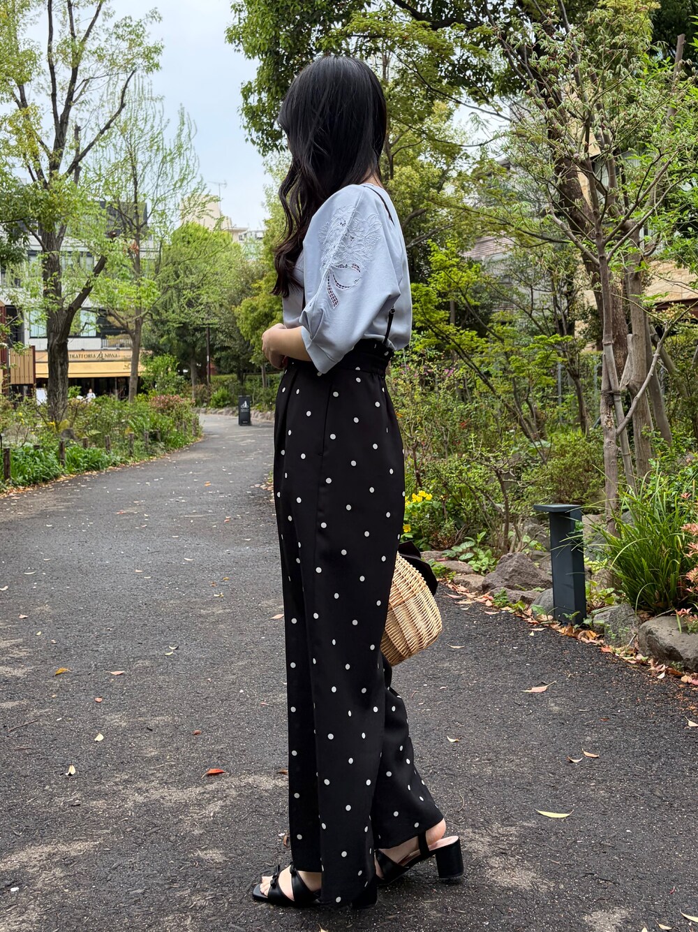 ブルー系のTシャツ/カットソー、ブラック系のその他パンツ、ブラック系のハンドバッグを着用したレディースの夏コーディネートの3枚目の写真