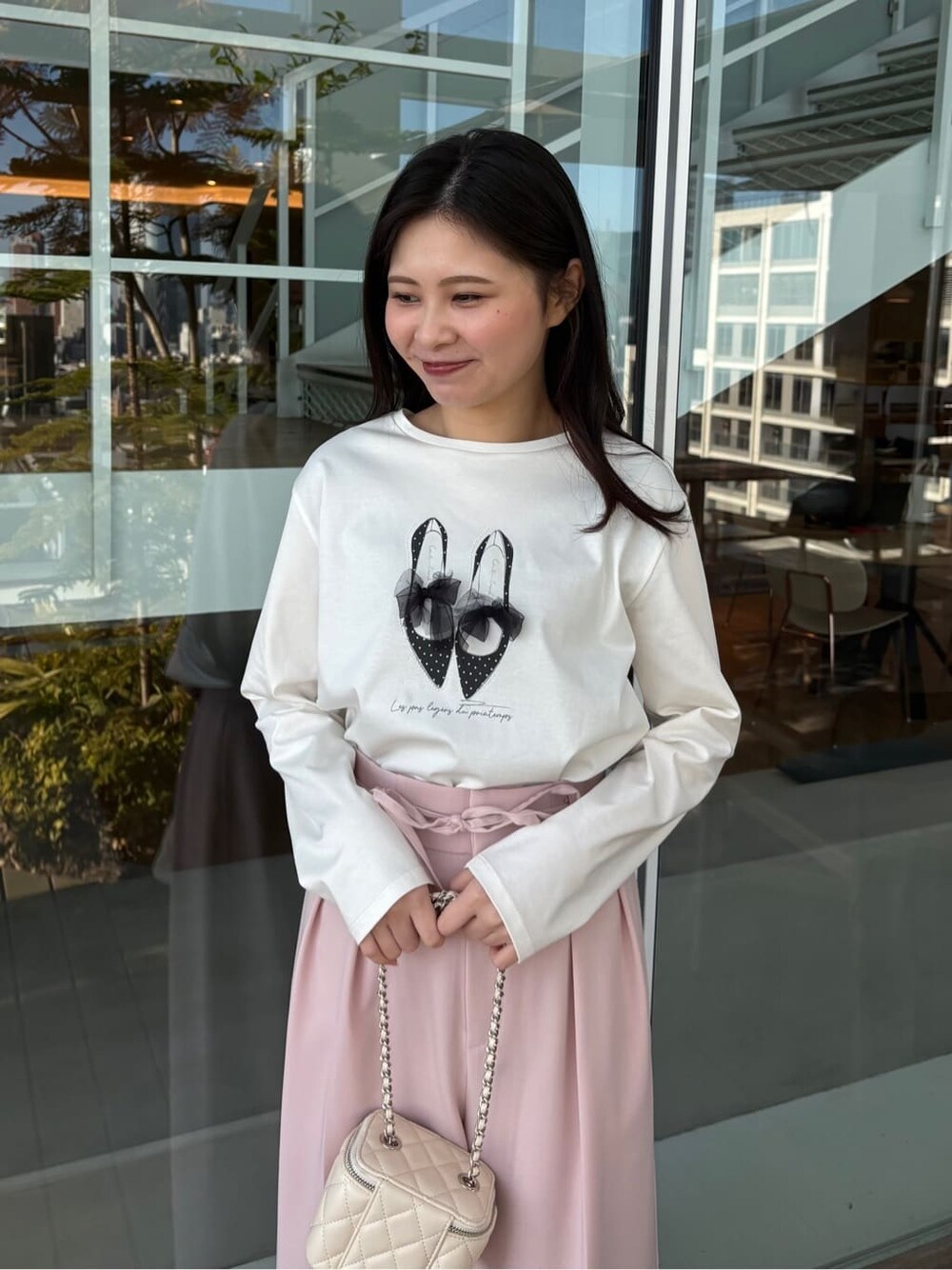 ホワイト系のTシャツ/カットソー、ピンク系のその他パンツ、ブラック系のパンプスを着用したレディースの春コーディネートの5枚目の写真