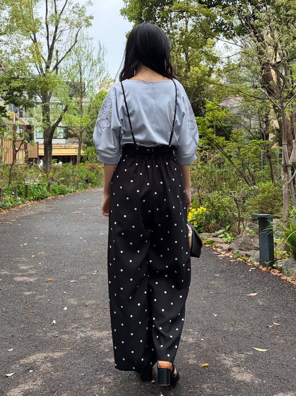ブルー系のTシャツ/カットソー、ブラック系のその他パンツ、ブラック系のハンドバッグを着用したレディースの夏コーディネートの2枚目の写真