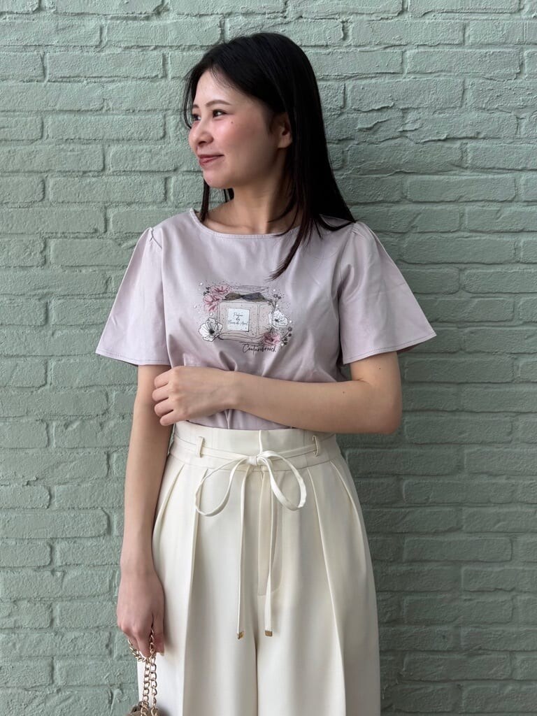 ピンク系のTシャツ/カットソー、ホワイト系のその他パンツ、ベージュ系のパンプスを着用したレディースの春コーディネートの5枚目の写真