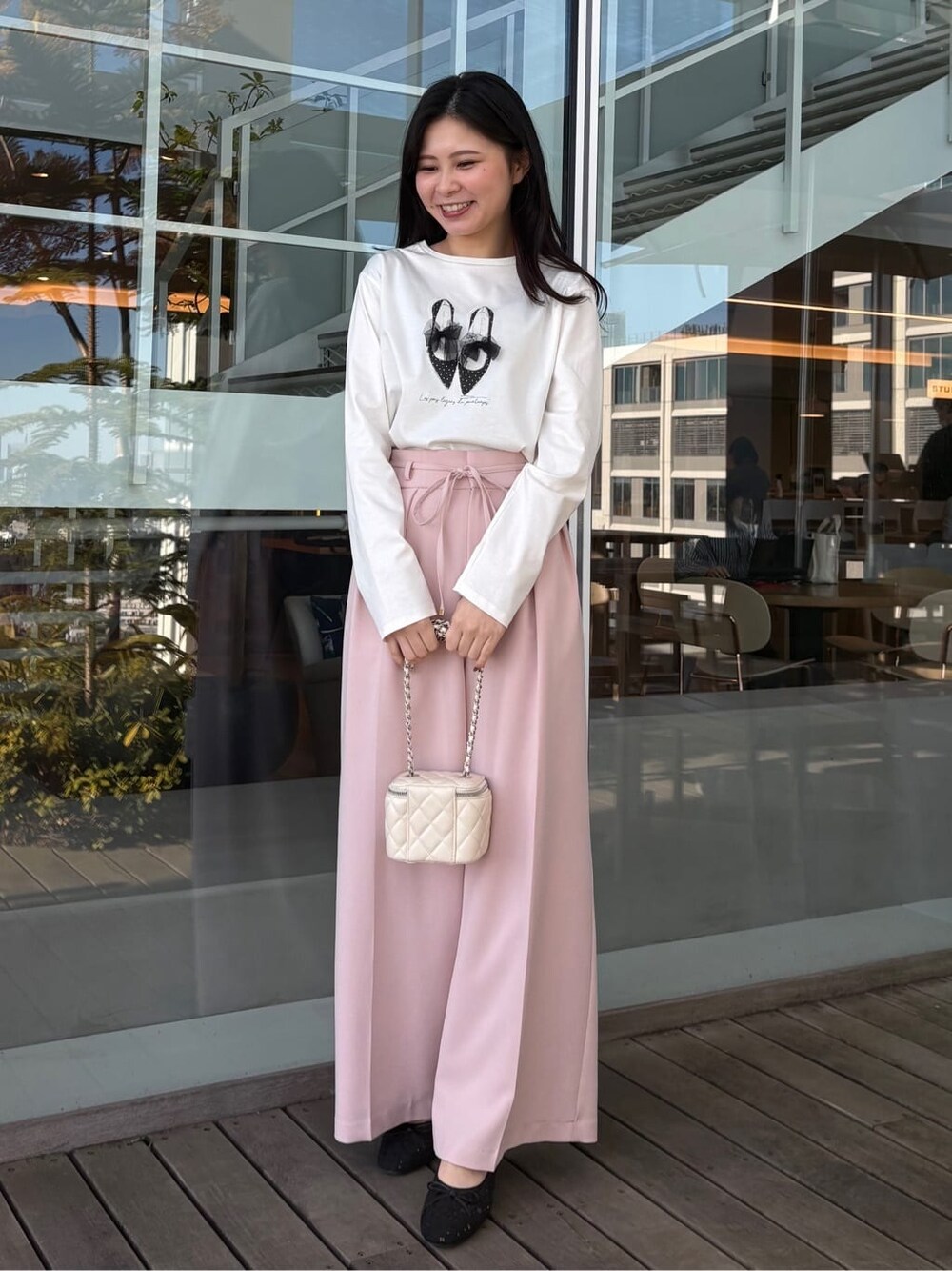 ホワイト系のTシャツ/カットソー、ピンク系のその他パンツ、ブラック系のパンプスを着用したレディースの春コーディネートの2枚目の写真