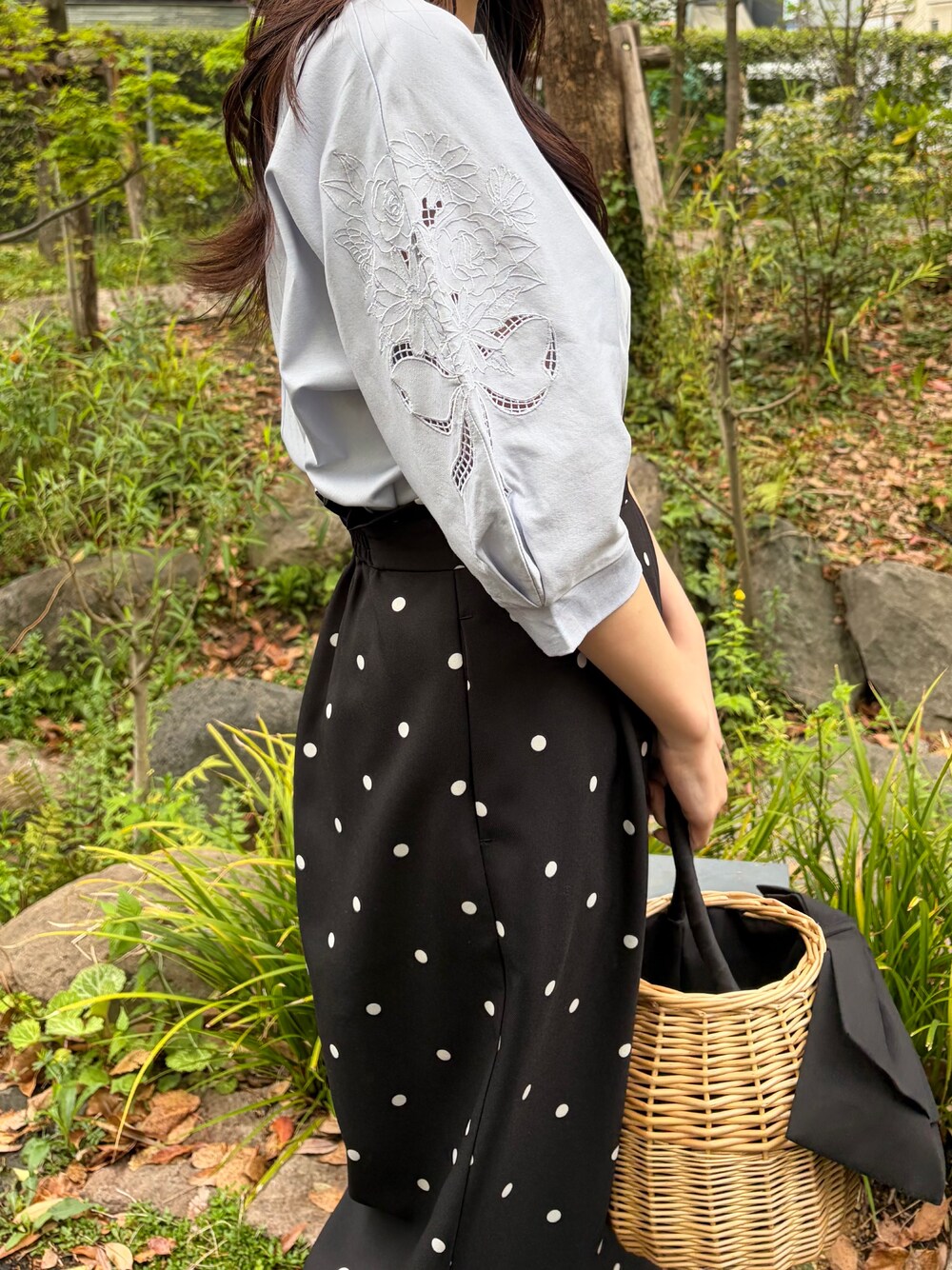 ブルー系のTシャツ/カットソー、ブラック系のその他パンツ、ブラック系のハンドバッグを着用したレディースの夏コーディネートの5枚目の写真
