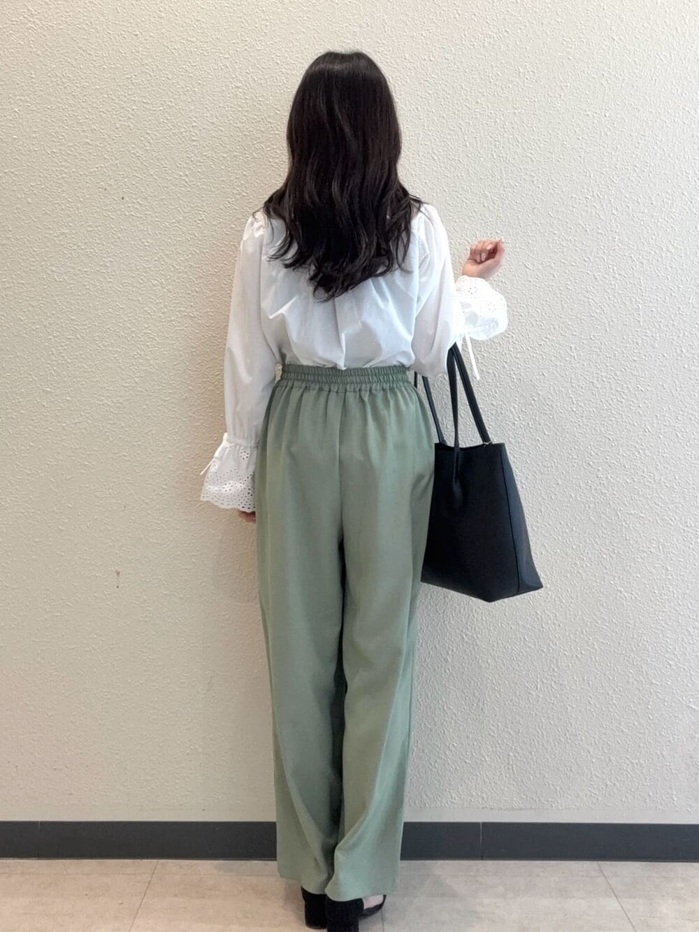 ホワイト系のシャツ/ブラウス、グリーン系のその他パンツ、ブラック系のトートバッグを着用したレディースの春コーディネートの2枚目の写真