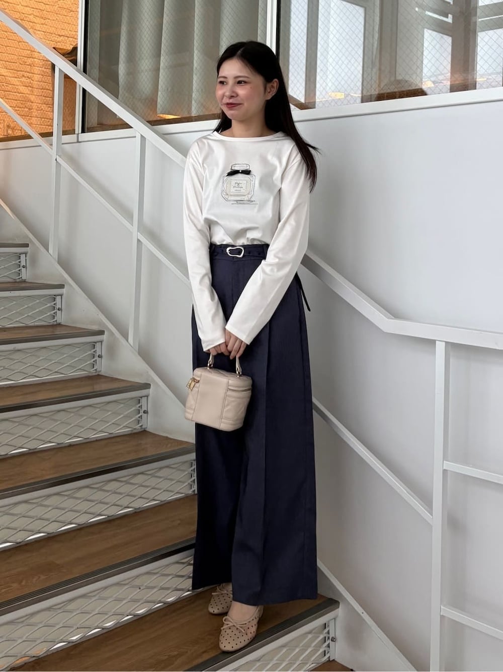 ホワイト系のTシャツ/カットソー、ブルー系のその他パンツ、ベージュ系のパンプスを着用したレディースの春コーディネートの2枚目の写真