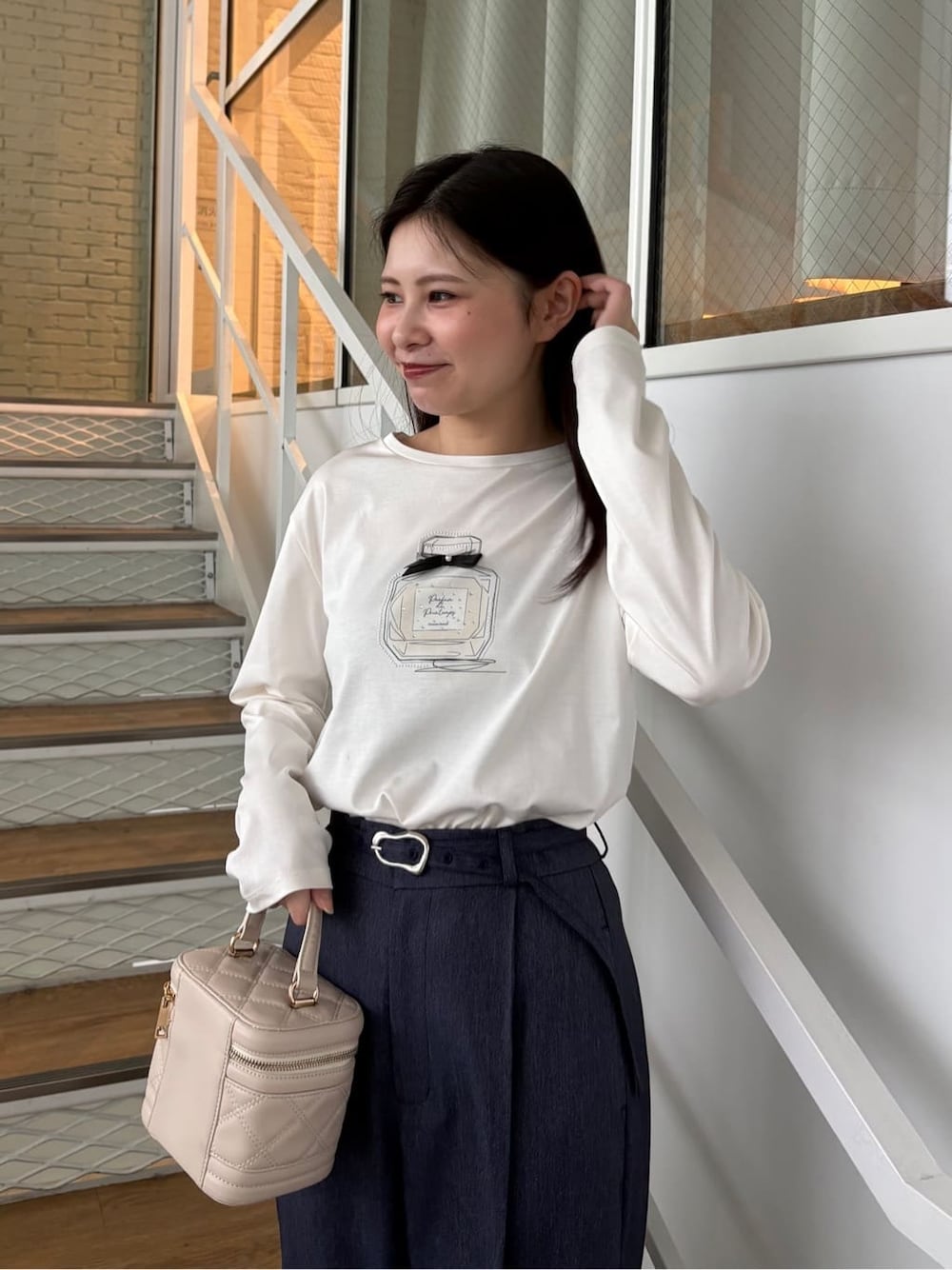 ホワイト系のTシャツ/カットソー、ブルー系のその他パンツ、ベージュ系のパンプスを着用したレディースの春コーディネートの5枚目の写真