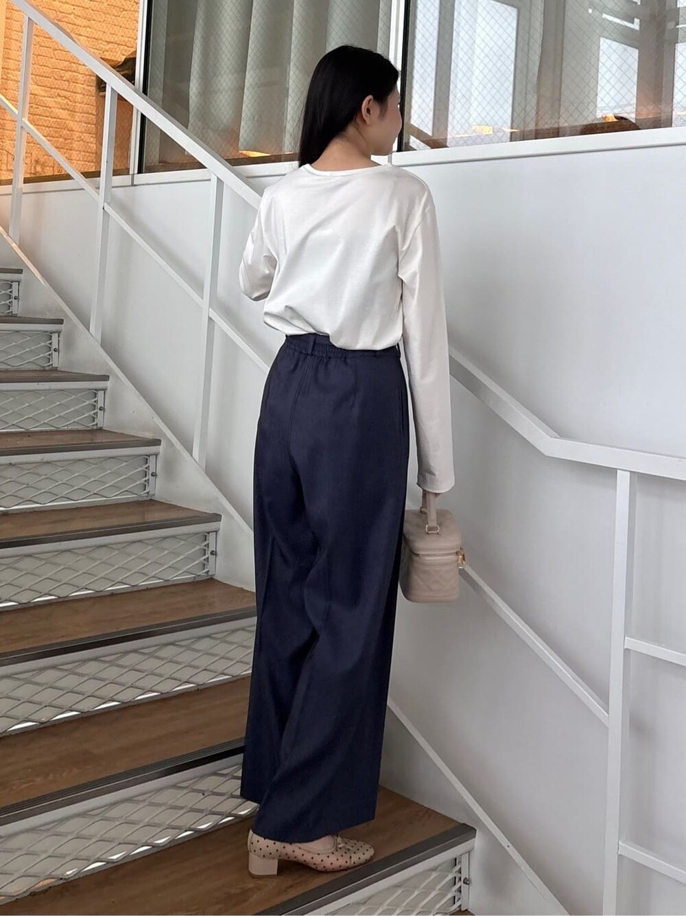 ホワイト系のTシャツ/カットソー、ブルー系のその他パンツ、ベージュ系のパンプスを着用したレディースの春コーディネートの4枚目の写真