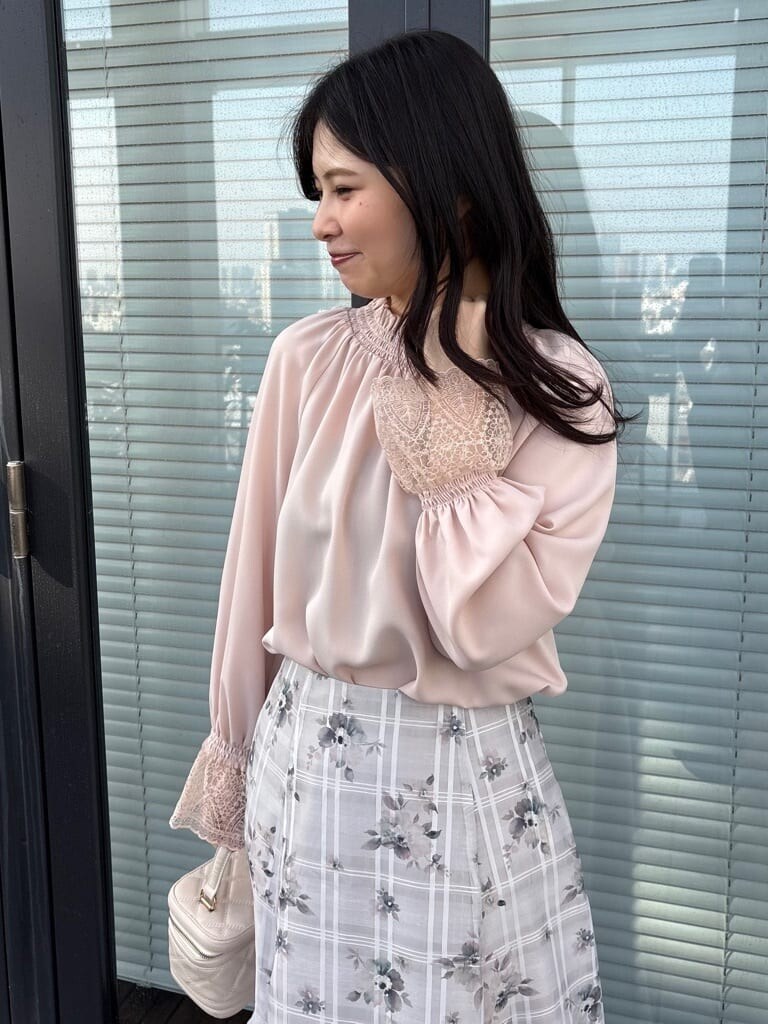 ピンク系のシャツ/ブラウス、グレー系のスカート、ベージュ系のパンプスを着用したレディースの春コーディネートの5枚目の写真