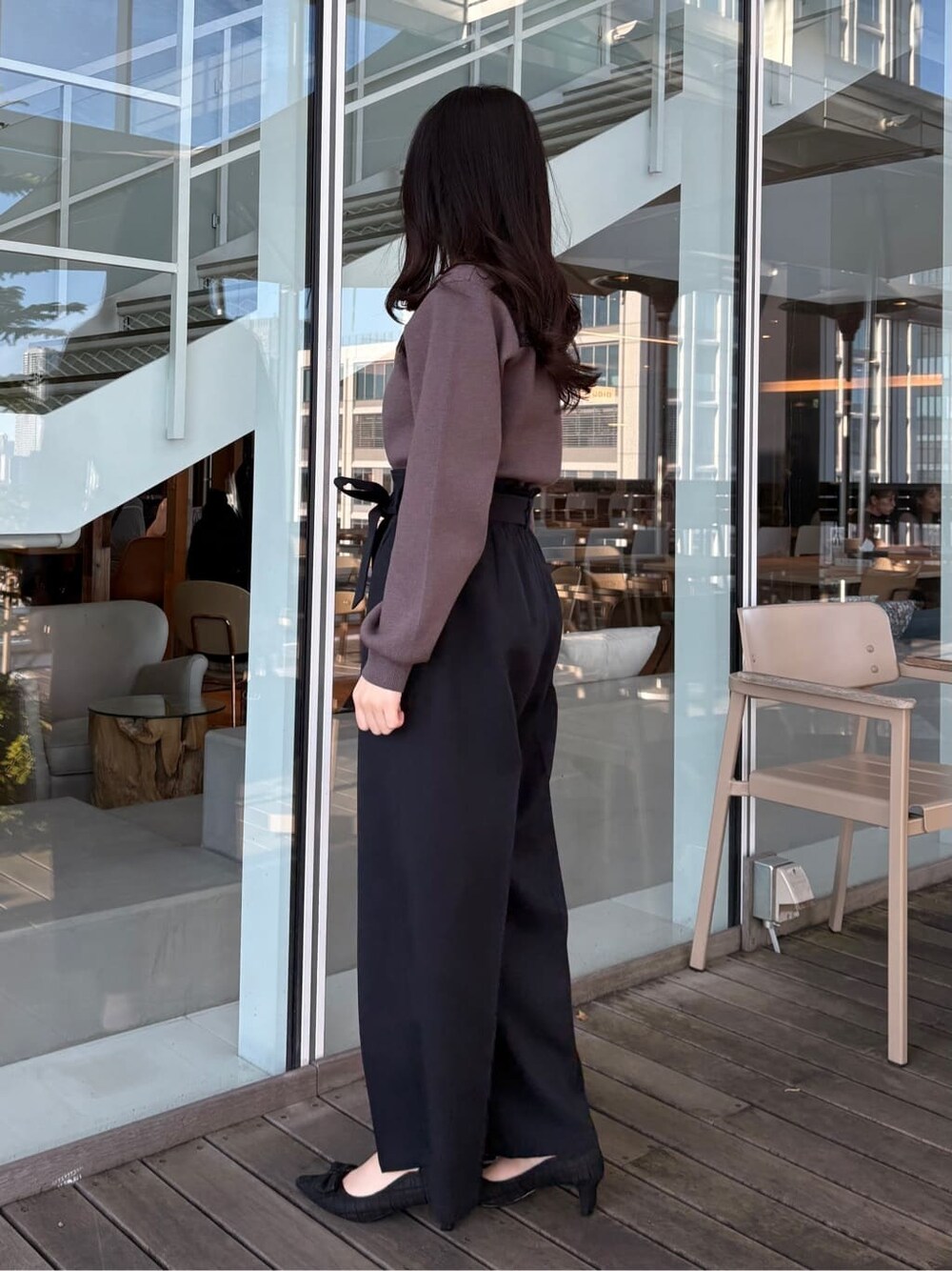 グレー系のニット/セーター、ブルー系のその他パンツを着用したレディースの冬コーディネートの3枚目の写真