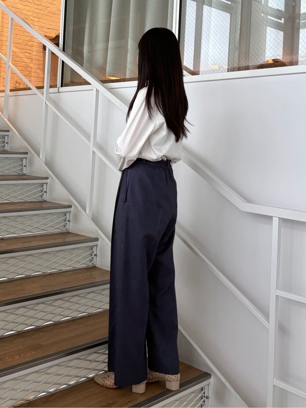 ホワイト系のTシャツ/カットソー、ブルー系のその他パンツ、ベージュ系のパンプスを着用したレディースの春コーディネートの3枚目の写真