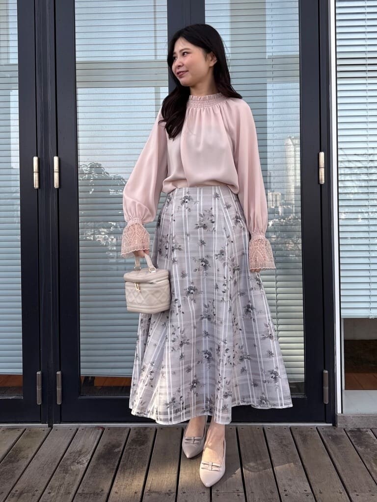 ピンク系のシャツ/ブラウス、グレー系のスカート、ベージュ系のパンプスを着用したレディースの春コーディネートの2枚目の写真
