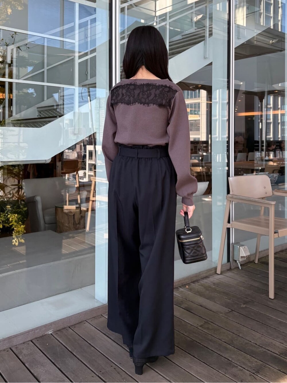 グレー系のニット/セーター、ブルー系のその他パンツを着用したレディースの冬コーディネートの4枚目の写真