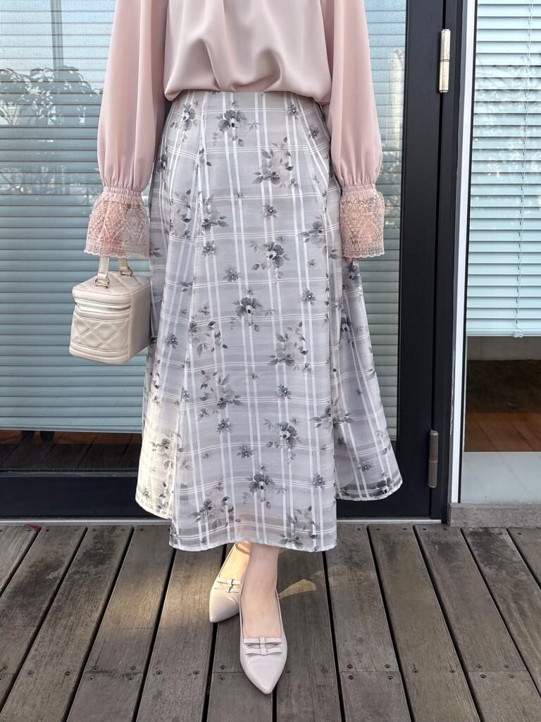 ピンク系のシャツ/ブラウス、グレー系のスカート、ベージュ系のパンプスを着用したレディースの春コーディネートの6枚目の写真