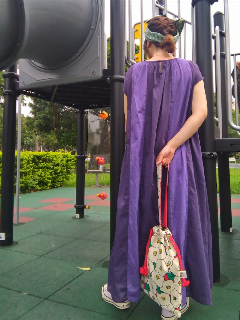 「ヘアバンド、夏コーデ、夏セールで買いました、お出かけコーデ、コンバース、紫、メガネ女子、骨格ストレート、低身長コーデ、楽チンコーデ、ビッグシルエット、ワントーンコーデ、CRAFT STANDARD BOUTIQUE」｜「CRAFT STANDARD BOUTIQUEのインドコットン パッチワークワンピース（ワンピース、パープル系）」を使った、みあめさん（レディース・154cm）の夏コーディネートの2枚目の写真