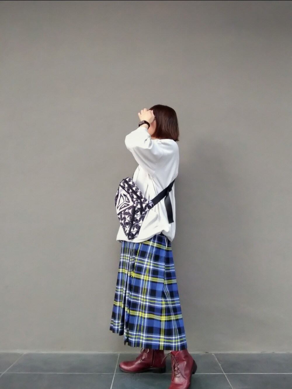「ootd、チェックスカート、ブーツ、niko and ...、赤ブーツ、チェック、骨格ストレート、低身長コーデ、Tシャツ、ENDRECHERI」｜「niko and...のTRキルトチェックスカート（スカート、ブルー系）」を使った、みあめさん（レディース・154cm）の冬コーディネートの2枚目の写真