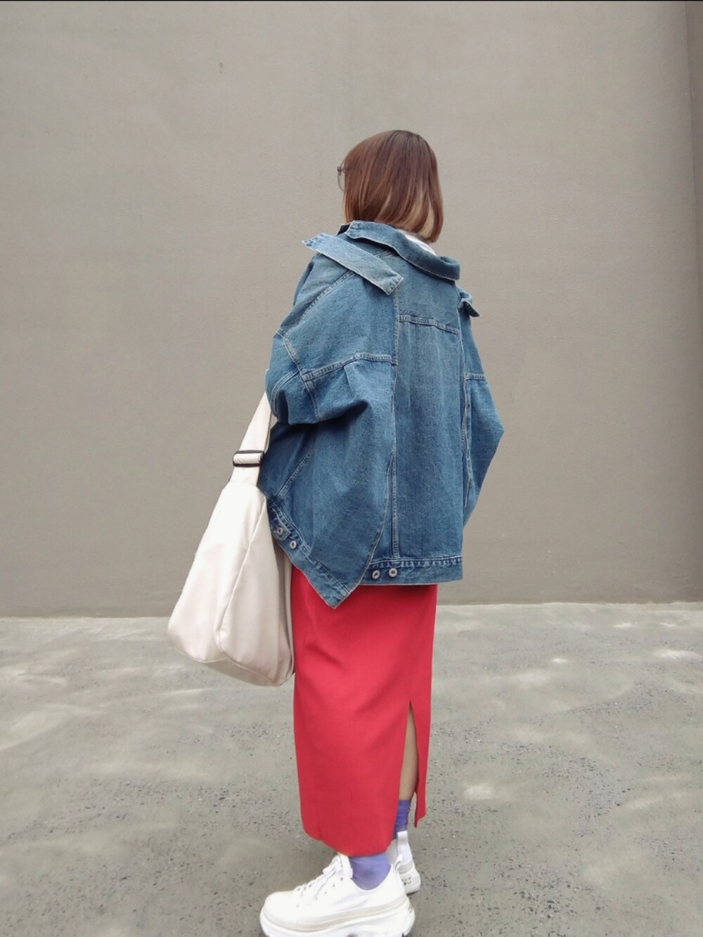 「ootd、春のおしゃ見えテクニック、球鞋、CIAOPANIC TYPY、niko and ...、LOWRYS FARM、converse、低身長、ビッグシルエット、赤、デニム、デニムジャケット」｜「LOWRYS FARMのカットリブタイトスカート　103920（スカート、レッド系）」を使った、みあめさん（レディース・154cm）の春コーディネートの2枚目の写真
